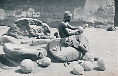 Kil kaseler ve su kavanozları oyma bir Yoruba adam, Lagos hinterlandı, Güney Nijerya, 1912 by A. W. Gelston