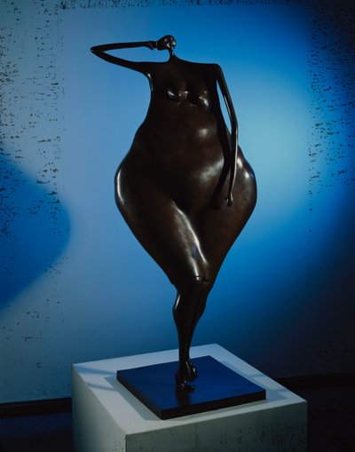 Pozda Beklemek (kahverengi patinalı bronz) by Abigail Varela