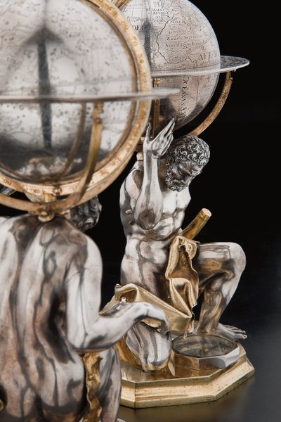 Herkül ve Atlas, Augsburg tarafından desteklenen iki olağanüstü karasal ve göksel küre by Abraham Drentwett