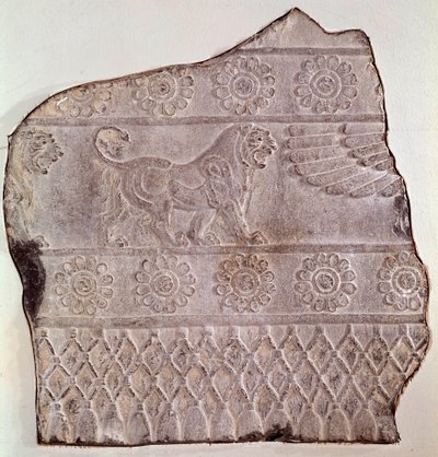Yürüyen bir aslanı temsil eden alçak kabartma parçası. Persepolis (İran) Epoque Routenide