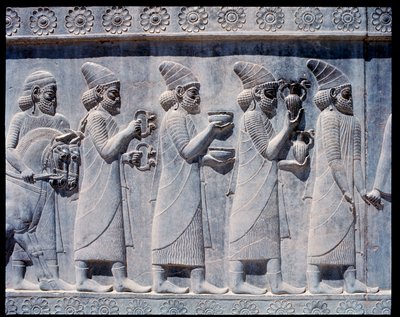 Doğu merdivenlerinin kabartmalarının görünümü: Teklifler ve hediyeler getiren Asur elçileri by Achaemenid