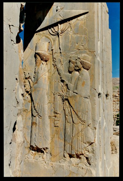 Xerxes (M.Ö.519-465) ve görevlilerinin saraya girmesi veya çıkması, Hadish'ten kabartma (Xerxes'in özel sarayı), MÖ 480-70 dolayları by Achaemenid