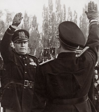 Benito Mussolini faşist bir yetkiliyi selamlayarak onurlandırıyor (s/b fotoğraf) by Achille Villani