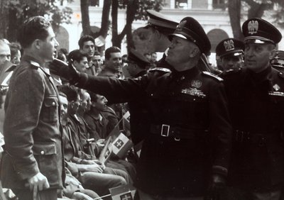 Mussolini bir askeri selamlarken (s/b fotoğraf) by Achille Villani