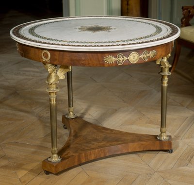 Art France Gueridon, 1800 - 1804 civarında boyanmış mermer bir tablaya sahiptir. by Adam (attr. to) Weisweiler