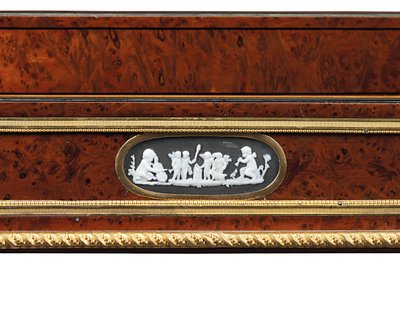Geç Louis XVI ormolu ve kameoya monte edilmiş çapak porsuk ağacı ve maun masa travailleuse (ormolu, porsuk ve maun) by Adam Weisweiler