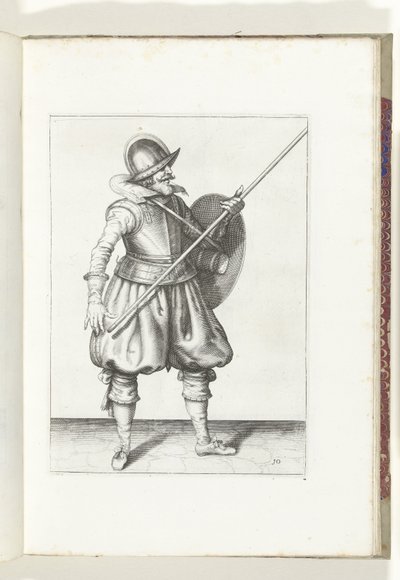 Kalkan ve mızraklı egzersiz: asker mızrağı üç kez dinlenme pozisyonuna getirir, ilk hareket (no. 10), 1618 De Nassausche Wapen-Handelinge, van Schilt, Spies, Rappier ende Targe : beyde figuerlick tasvir edilmiş, ende pozlanmış sonra by Adam van Breen