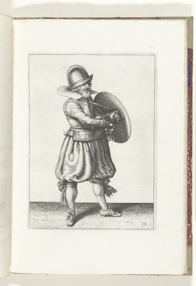Kalkan ve mızraklı egzersiz: asker meçisini kalkanının arkasından çeker (no. 18), 1618 De Nassausche Wapen-Handelinge, van Schilt, Spies, Rappier ende Targe : beyde figuerlick tasvir edilmiş, ende yeni düzenden sonra çerçevelenmiş [of. ] (...) Maurits v by Adam van Breen