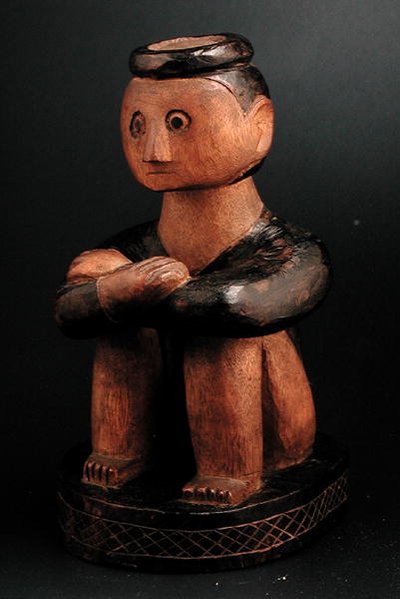 Başlıklı bir adamın oturan figürü, Tsonga, Mozambik, 19. yüzyılın sonları (ahşap) by African