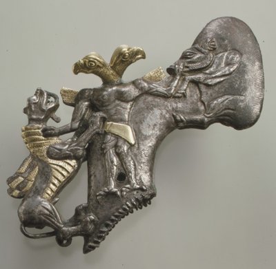 Kuş başlı iblis, yaban domuzu ve ejderha ile şaft delikli balta başı, c. 3. binyılın sonları ile 2. binyılın başları M.Ö. (gümüş ve altın folyo) by Age Bronze