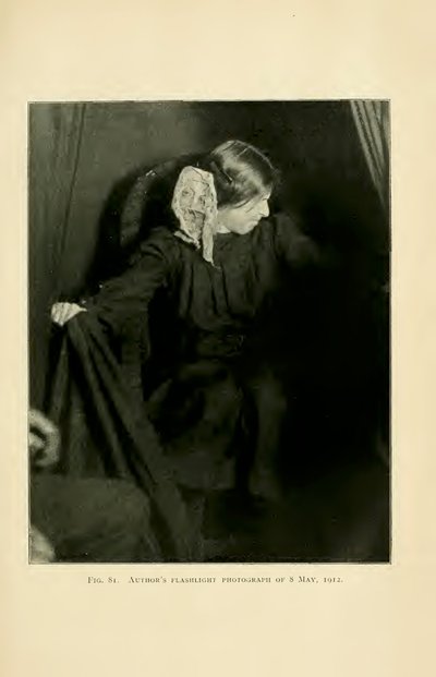 Eva Carrière ektoplazma üretiyor, Paris, 8 Mayıs 1912, Albert von Schrenck-Notzing tarafından 