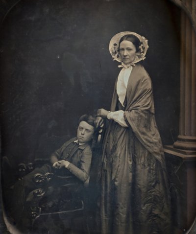 Başlıksız Bone ve Şallı Bir Kadın, Oturan Oğluyla, c. 1850. Yaratıcılar: Albert Sands Southworth, Josiah Johnson Hawes. by Albert Sands Southworth, Josiah Johnson Hawes