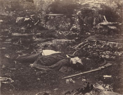 Bir Keskin Nişancının Son Uykusu, Gettysburg, Pennsylvania,Temmuz 1863 (fotoğraf) by Alexander Gardner