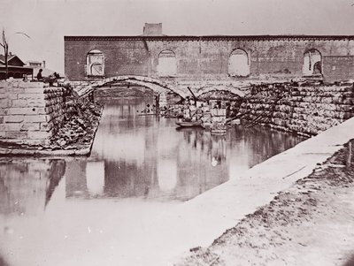 Kanal Havzası yakınlarındaki kalıntılar, Richmond, 1865. by Alexander Gardner