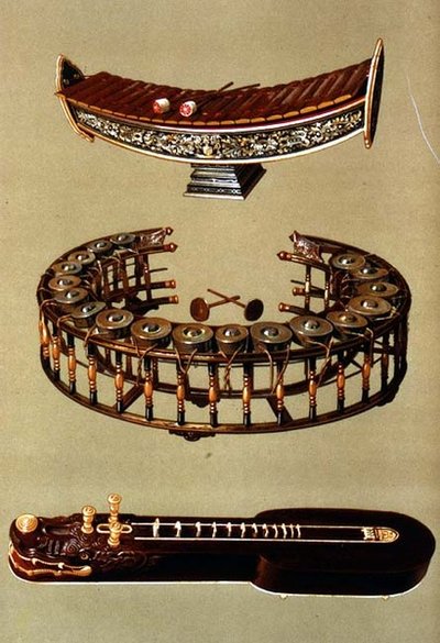 (TtoB) Bir Ranat ek, bir Khong wong yai ve bir Ta'khay, 'Müzik Aletleri'nden Tay enstrümanları (renkli lito) by Alfred James Hipkins
