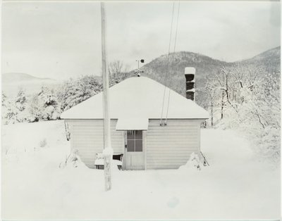 İlk Kar ve Küçük Ev by Alfred Stieglitz