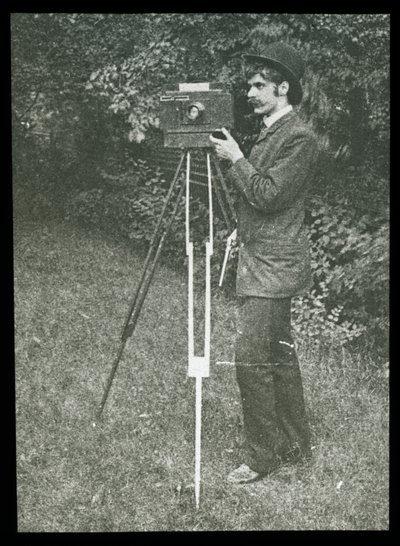 Kamera, tripod ve tabanca ile Otoportre by Alfred Stieglitz