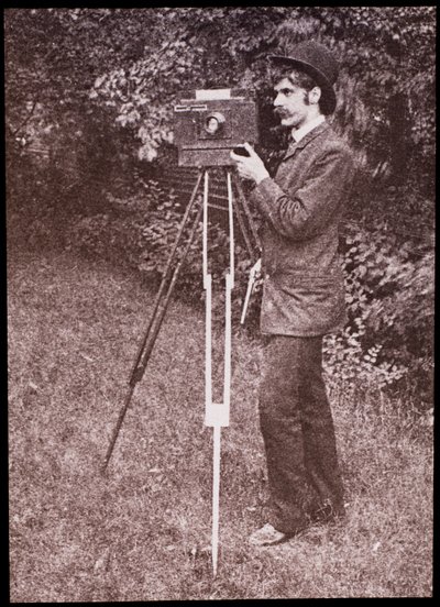 Kamera, tripod ve tabanca ile kendi kendine portre by Alfred Stieglitz