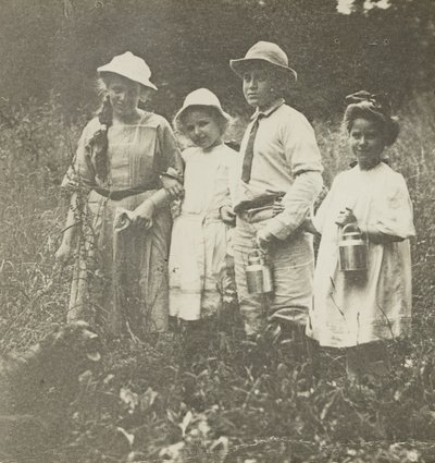 İsimsiz Flora, Elizabeth, Howard & Kitty, Lake George alanında, 190305. by Alfred Stieglitz