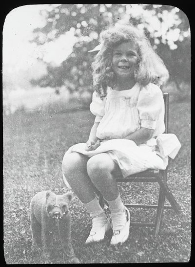 İsimsiz Georgia E. ile oyuncak ayı, c. 1916. by Alfred Stieglitz