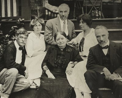 İsimsiz Stieglitz, Agnes, anne Hedwig, Julius, Selma ve Lee, Oaklawn merdivenlerinde, 1910 veya 1912. by Alfred Stieglitz