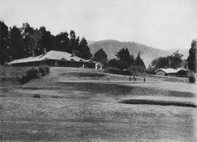 18. Delik ve Kulüp Binası, Golf Linkleri, Nuwara Eliya, Yükseklik 6,200 Feet, c1890, 1910 by Alfred William Amandus Plate