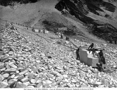 Carrara yakınlarındaki taş ocaklarında mermer işlemede bir aşama (s/b fotoğraf) by Fratelli Alinari
