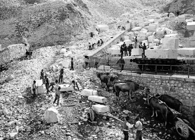 Ravaccione taş ocağında mermer blokları yükleme (s/b fotoğraf) by Fratelli Alinari