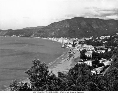Alassio şehrinin panoramik manzarası, Savona Eyaleti, c.1915-20 (s/b fotoğraf) by Fratelli Alinari