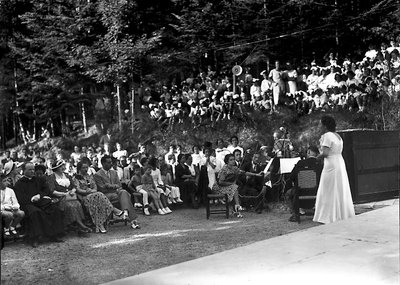 Villa Rosa Maltoni Mussolini: öğrencilerin aileleri için konser performansı (s/b fotoğraf) by Fratelli Alinari