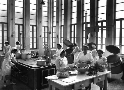 Villa Rosa Maltoni Mussolini: yemek hazırlayan aşçılar (s/b fotoğraf) by Fratelli Alinari