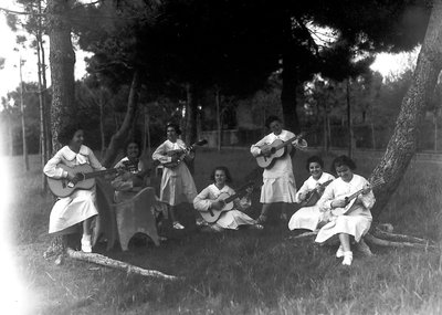 Villa Rosa Maltoni Mussolini: bir müzik dersi sırasında kız öğrenciler, açık havada (s/b fotoğraf) by Fratelli Alinari