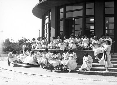 Villa Rosa Maltoni Mussolini: dikiş dersi sırasında kız öğrenciler, açık havada (s/b fotoğraf) by Fratelli Alinari