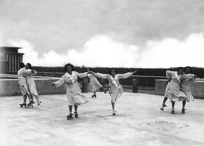 Villa Rosa Maltoni Mussolini: paten dersi sırasında kız öğrenciler (s/b fotoğraf) by Fratelli Alinari