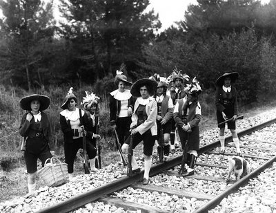 Villa Rosa Maltoni Mussolini: geleneksel Friulian kostümleri giyen demiryolu raylarında poz veren bir grup ergen (s/b fotoğraf) by Fratelli Alinari