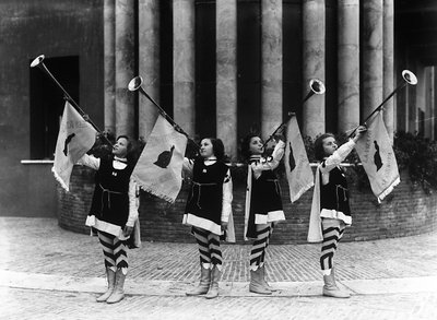 Villa Rosa Maltoni Mussolini: sayfa erkekleri gibi giyinmiş bir grup genç kız (s/b fotoğraf) by Fratelli Alinari