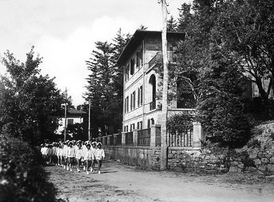 Villa Rosa Maltoni Mussolini: yürüyüşe çıkan genç kız öğrenciler (s/b fotoğraf) by Fratelli Alinari