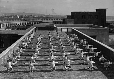 Villa Rosa Maltoni Mussolini: egzersiz yapan genç öğrenciler (s/b fotoğraf) by Fratelli Alinari