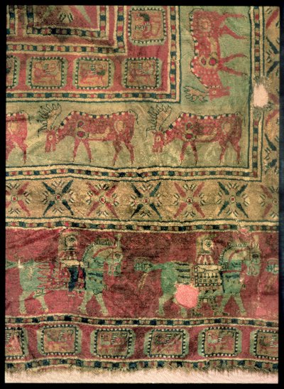 Pazyryk Mezar Höyüklerinden atları ve binicileri, alageyikleri ve griffinleri betimleyen tüylü halı, MÖ 5.-4. yy (tekstil) by Altaic School
