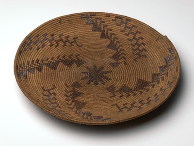 Palamut unu eleme tepsisi, c.1860-1909 (akçaağaç, erguvan kabuğu ve söğüt) by Amanda Wilson