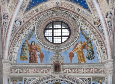 Kırmızı kalkanlı ve süslemeli melekler by Ambrogio da Fossano