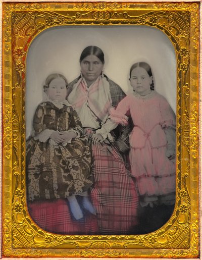 Bir Kadın ve İki Kız Portresi by American 19th Century
