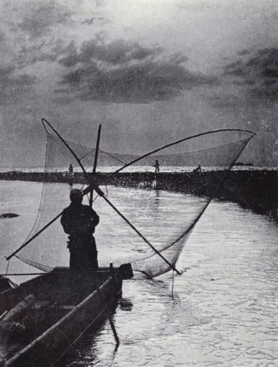 Ağını çeken bir Japon balıkçı (s/b fotoğraf) by American Photographer (after)