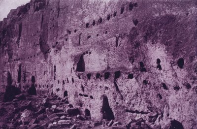 Espanola yakınlarındaki uçurum sakinlerinin terk edilmiş mağara yerleşimleri (s/b fotoğraf) by American Photographer (after)