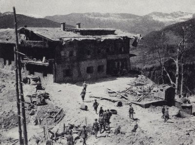 Amerikan ve Fransız birlikleri, Nazi lideri Adolf Hitler'in Bavyera Alpleri'ndeki Berchtesgaden'deki geri çekilme yerinin kalıntılarını inceliyor, İkinci Dünya Savaşı, Mayıs 1945 (s/b fotoğraf) by American Photographer (after)