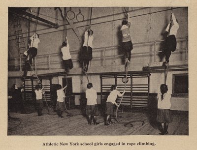Halat tırmanışı yapan atletik New York okul kızları (s/b fotoğraf) by American Photographer (after)