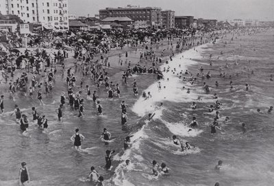 California: Venedik, Los Angeles yakınlarındaki tüm yıl boyunca popüler bir sahil beldesi (s/b fotoğraf) by American Photographer (after)