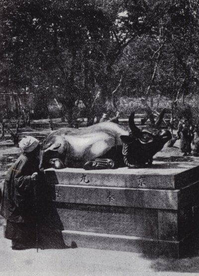 Bronz bir boğayı okşayan dindar kadın (s/b fotoğraf) by American Photographer (after)