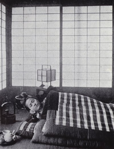 Tahta bir yastıkla pamuklu yorganlar arasında uyuyan kız (s/b fotoğraf) by American Photographer (after)