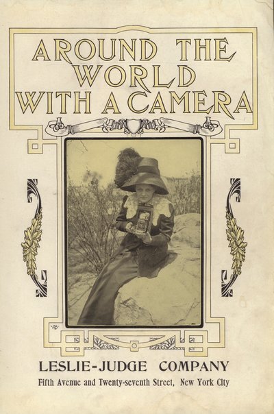 Bir Kamerayla Dünyanın Etrafında için başlık sayfası çizimi (s/b fotoğraf) by American Photographer (after)